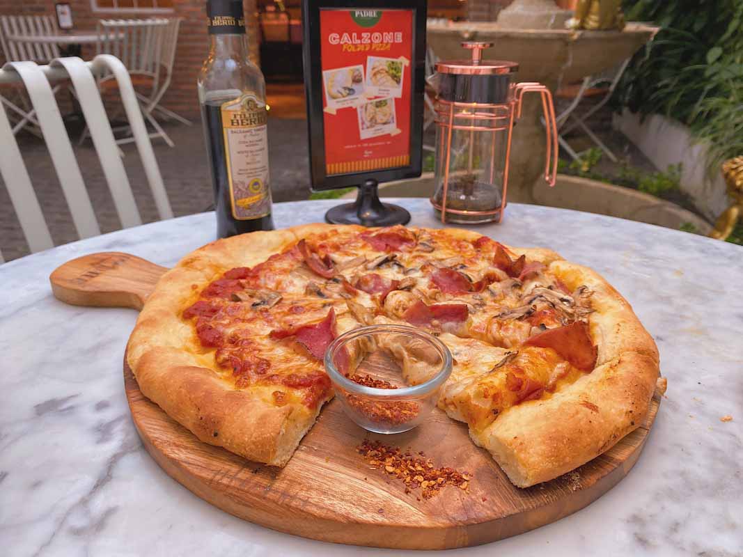 Menu pizza terfavorit di Padre: Rustica